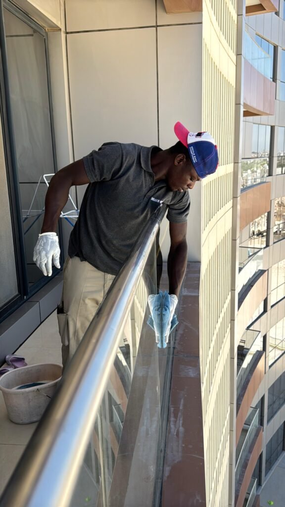 عمال يستخدمون الادوات لتنظيف الزجاج