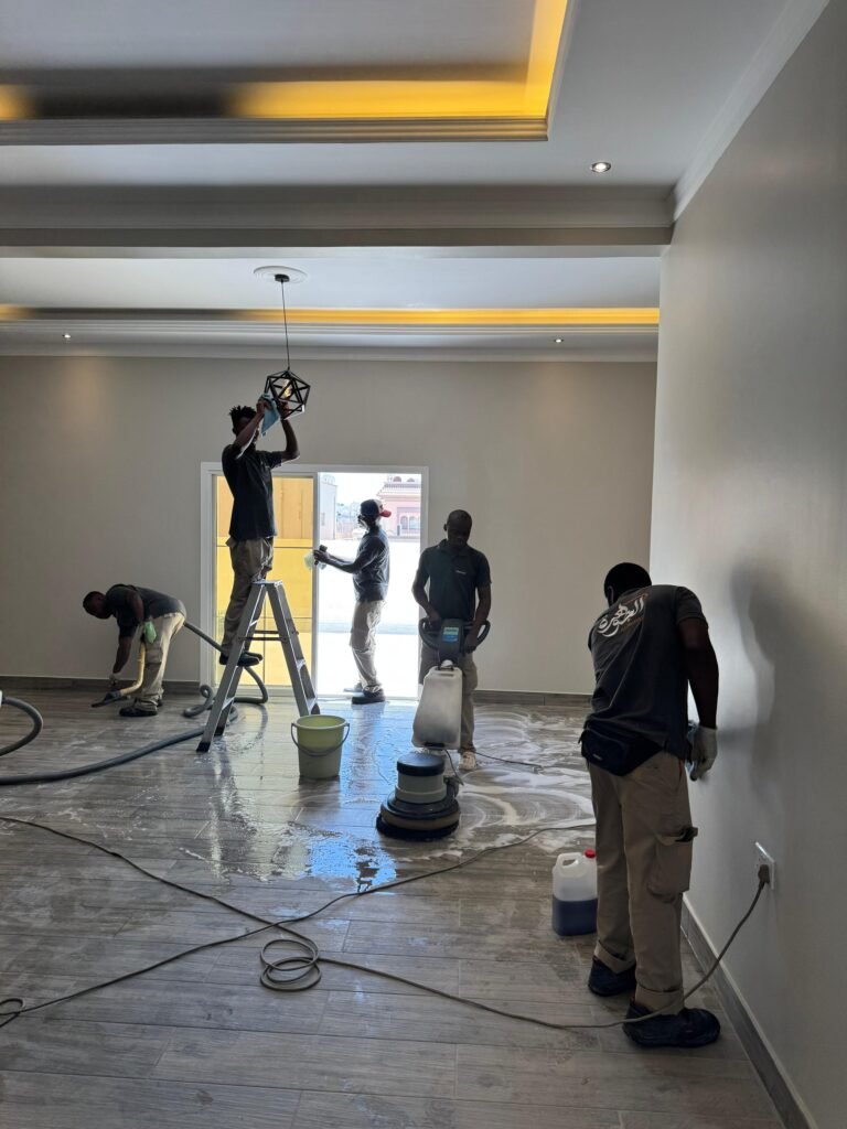 عمال شركة الجوهرة في البحرين أثناء تنظيف ما بعد البناء