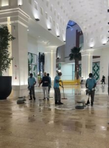 فريق عمل الجوهرة للتنظيفات أثناء تنظيف الافينيوز